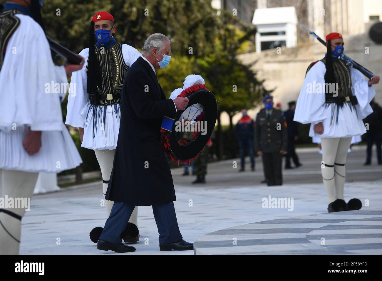 Le Prince de Galles dépose une couronne au Mémorial du Soldat inconnu sur la place Syntagma, à Athènes, lors d'une visite de deux jours en Grèce pour célébrer le bicentenaire de l'indépendance grecque. Date de la photo: Jeudi 25 mars 2021. Banque D'Images