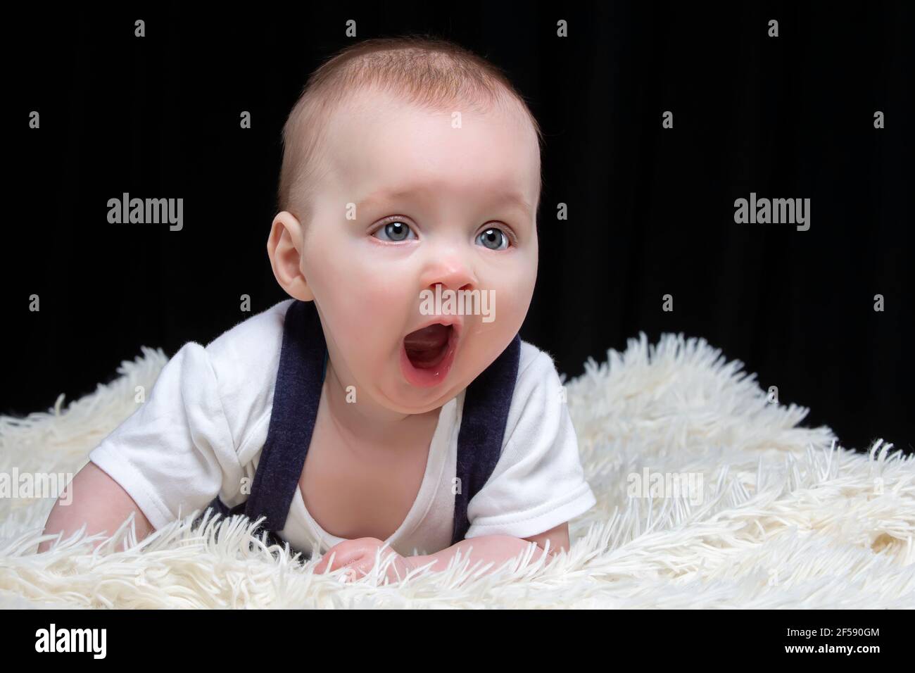 Petites Naines Mignonnes Bebe Mignon Garcon De Quatre Mois Photo Stock Alamy