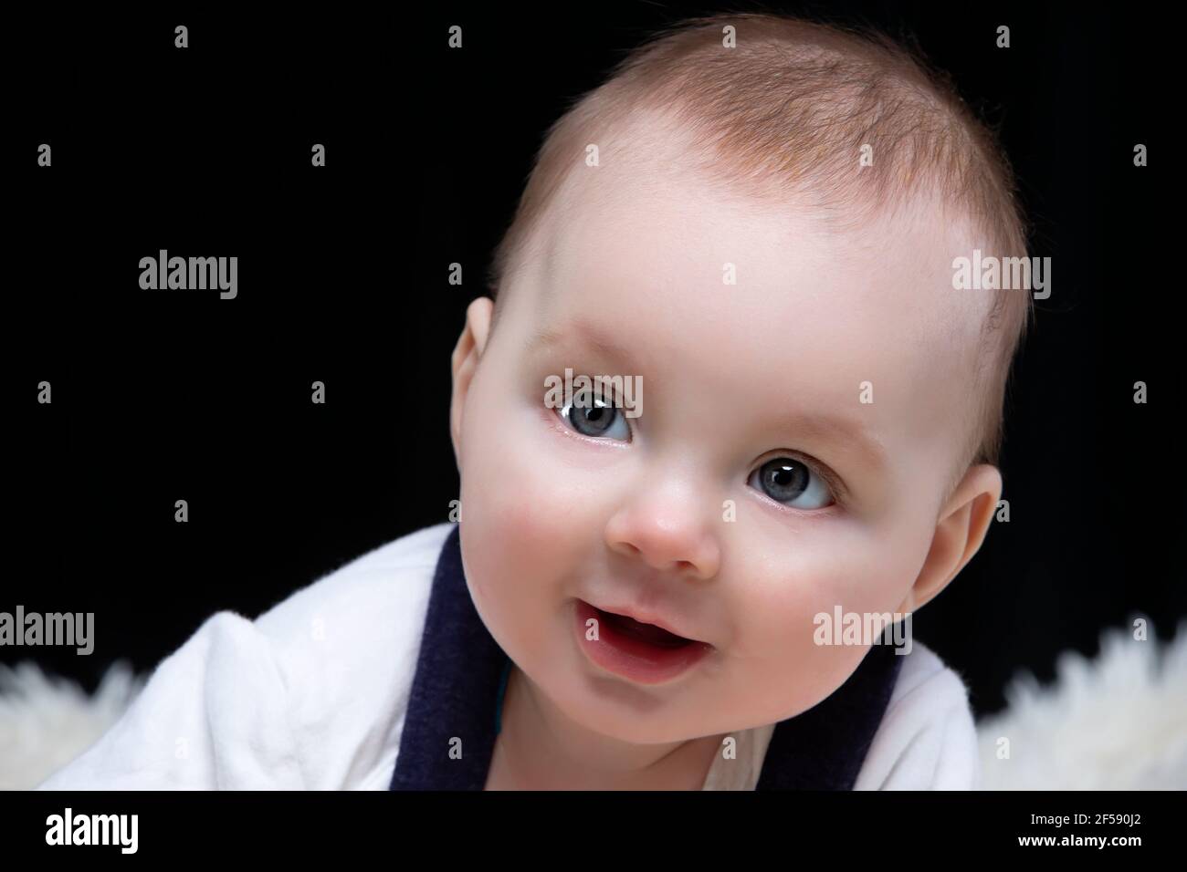Un Beau Bebe Sourit Et Regarde Dans L Appareil Photo Bebe A Quatre Mois Un Enfant Drole Photo Stock Alamy