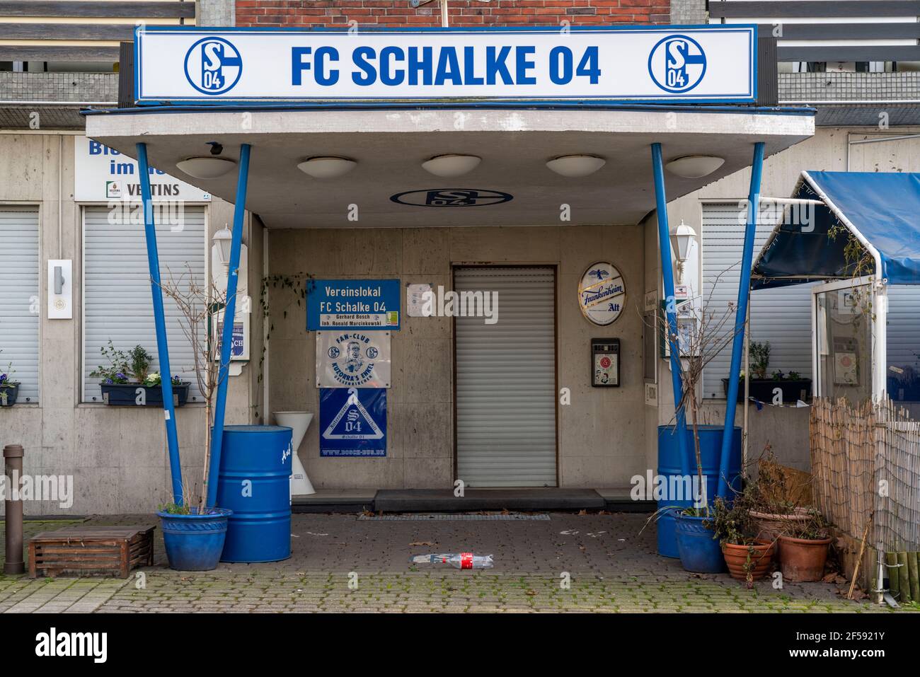 German Bundesliga football club FC Schalke 04, The Schalker Mile, Mile of Tradition, Kurt-Schumacher-Strasse à Gelsenkirchen-Schalke, club pub Bosch, Banque D'Images