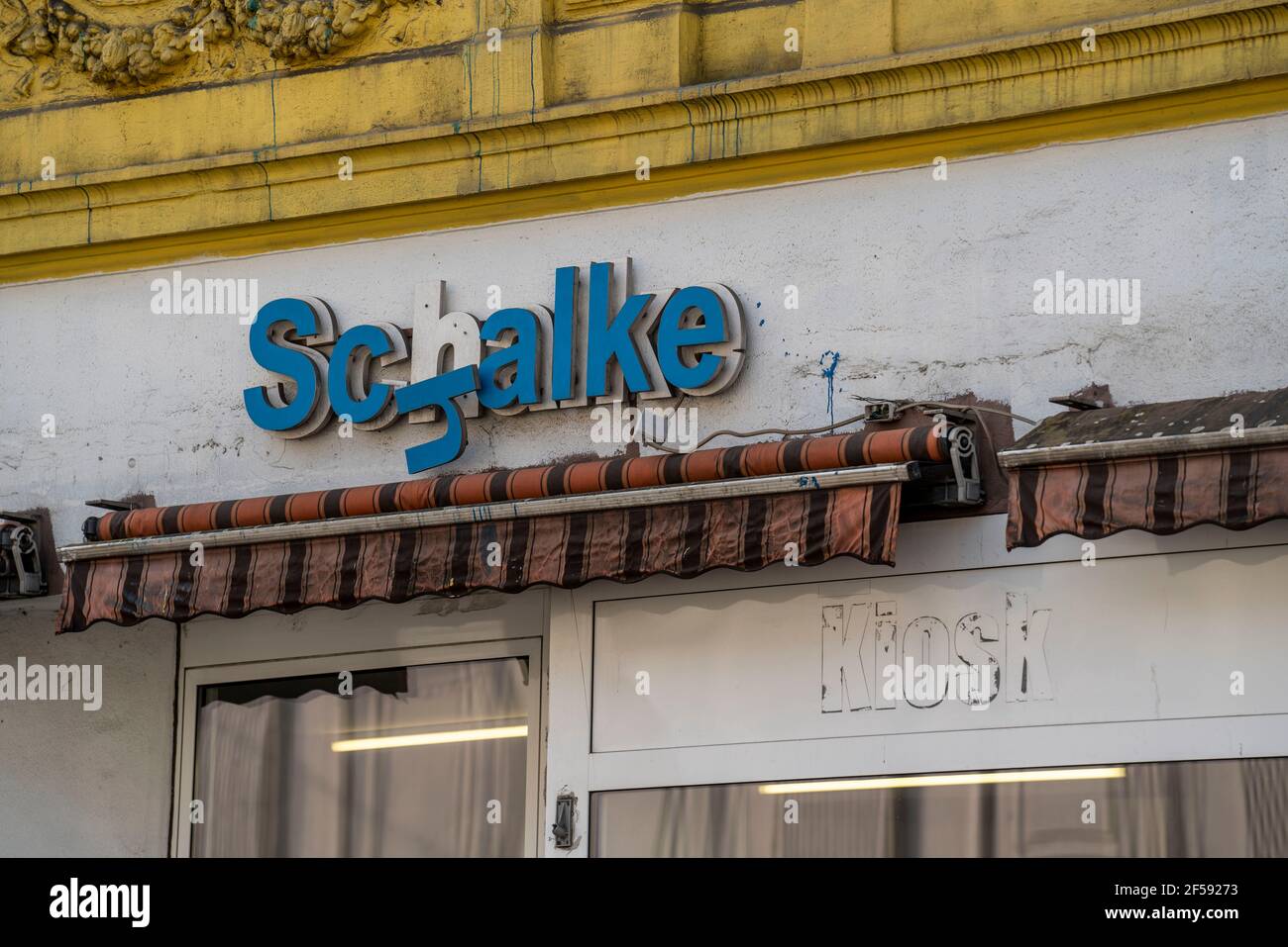 Le club de football allemand Bundesliga FC Schalke 04, le Schalker Mile, Mile of Tradition, Kurt-Schumacher-Strasse à Gelsenkirchen-Schalke, maison d'angle di Banque D'Images