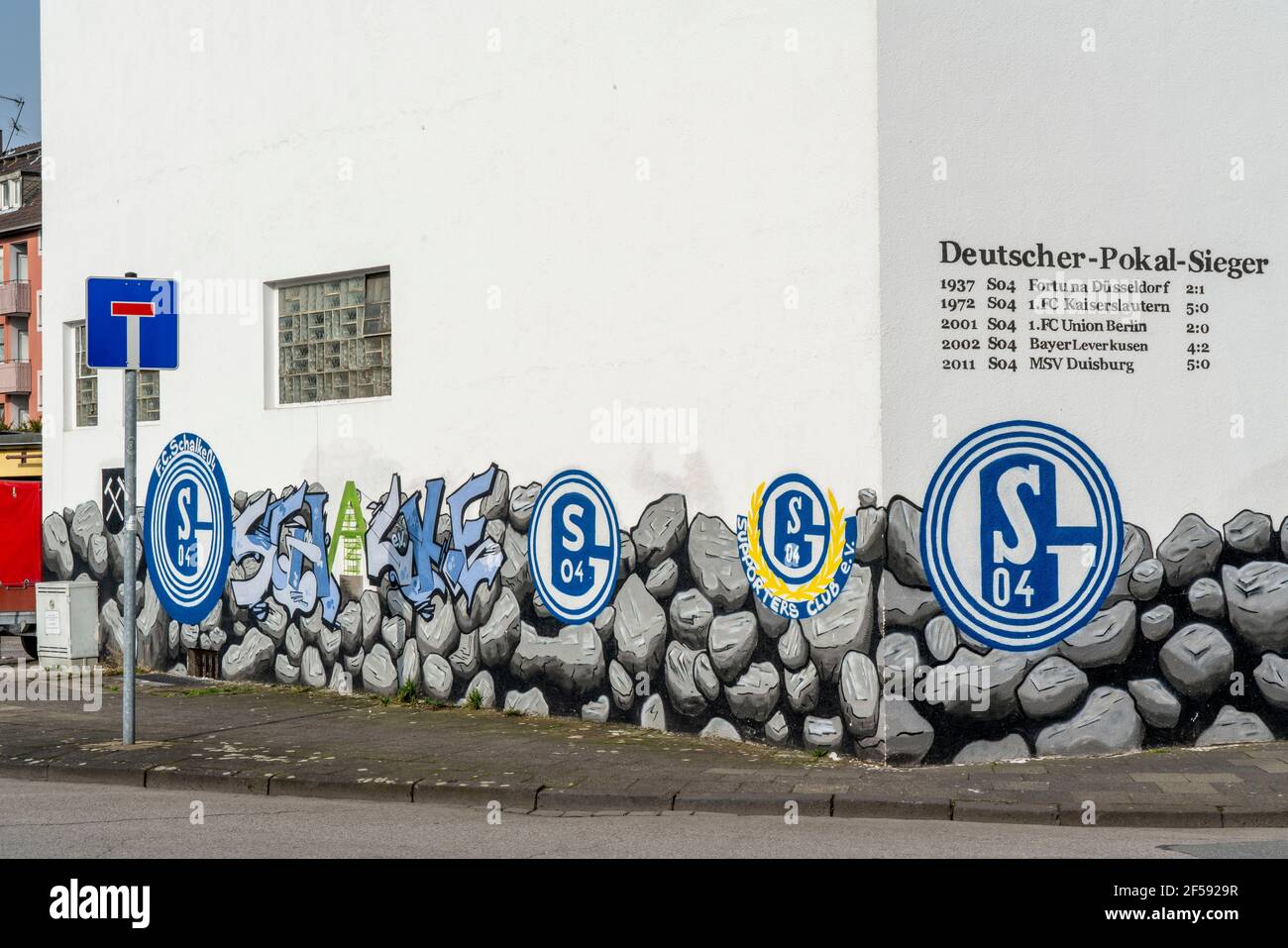 Le club de football allemand Bundesliga FC Schalke 04, le Schalker Mile, Mile of Tradition, Kurt-Schumacher-Strasse à Gelsenkirchen-Schalke, rue latérale, H Banque D'Images