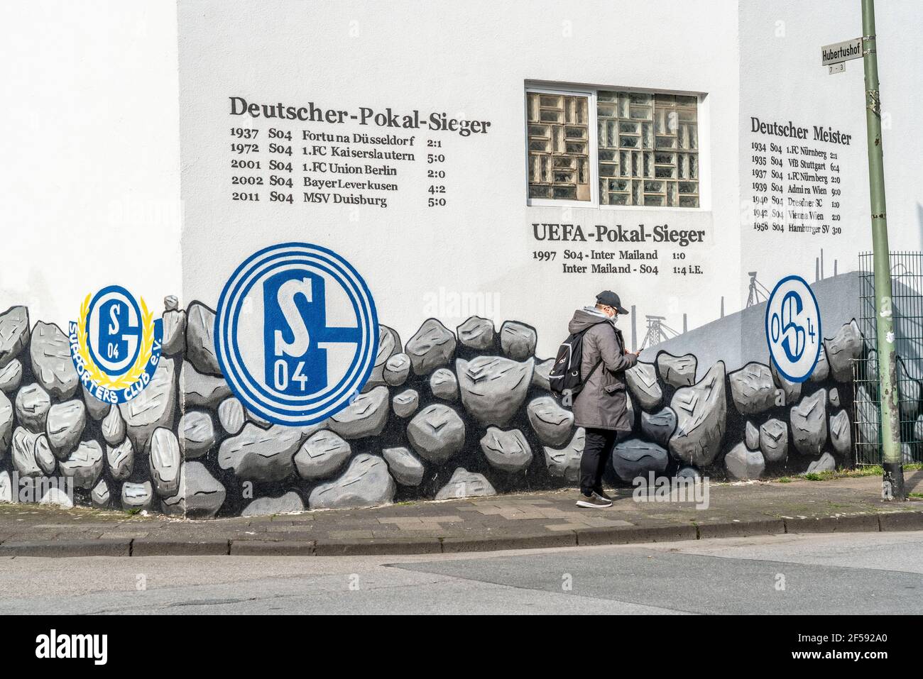 Le club de football allemand Bundesliga FC Schalke 04, le Schalker Mile, Mile of Tradition, Kurt-Schumacher-Strasse à Gelsenkirchen-Schalke, rue latérale, H Banque D'Images