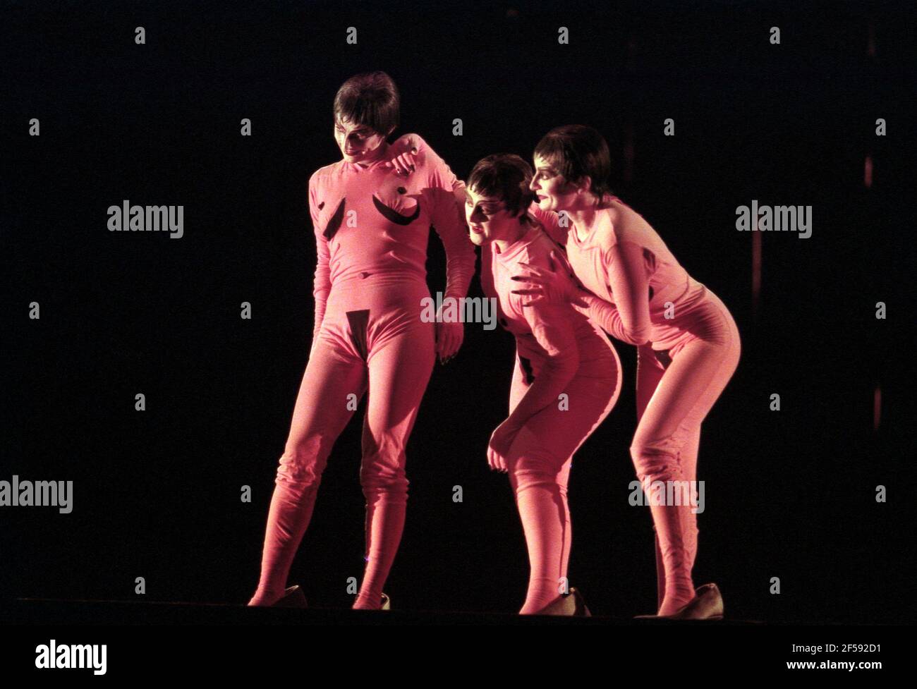 The Rhinemaidens, l-r: Rosemary Joshua (Woglinde), Gillian Webster (Wellgunde), Siegfried Jerusalem (Siegfried), Leah-Marian Jones (Flosshilde) dans GOTTERDAMMERUNG par Wagner à l'Opéra Royal, Covent Garden, Londres WC2 12/10/1996 chef d'orchestre: Bernard Hauscock Directeur de l'éclairage: Matthew Richard Duck: Directeur associé: Matthew Collins Banque D'Images