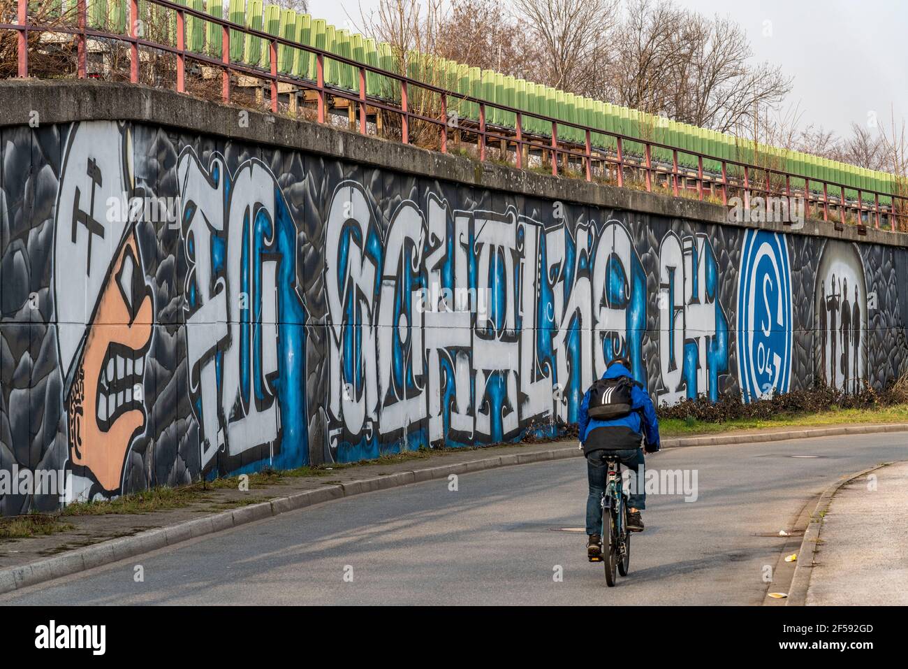 Murale grand format, graffiti, de la scène des fans de Schalke, sous l'autoroute A42, sortie Gelsenkirchen-Schalke, Ruhrpott Romantik, Gelsenkirchen, NRW, All Banque D'Images