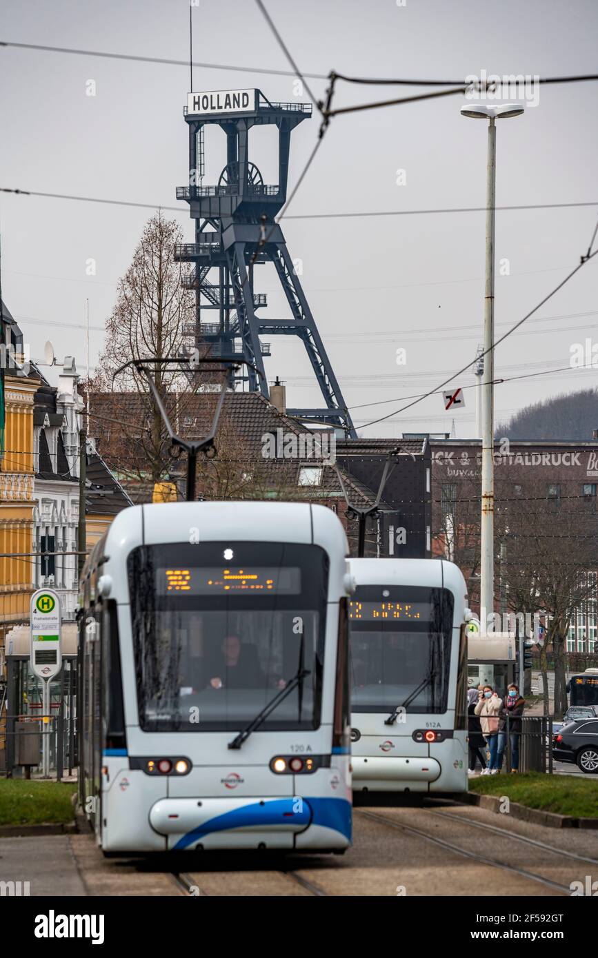 Tramway, ligne 302, sur Friedrich-Ebert-Strasse, arrêt Freiheitstrasse, à Bochum-Wattenscheid, En arrière-plan la tour sinueuse de l'ancienne Hollande Banque D'Images