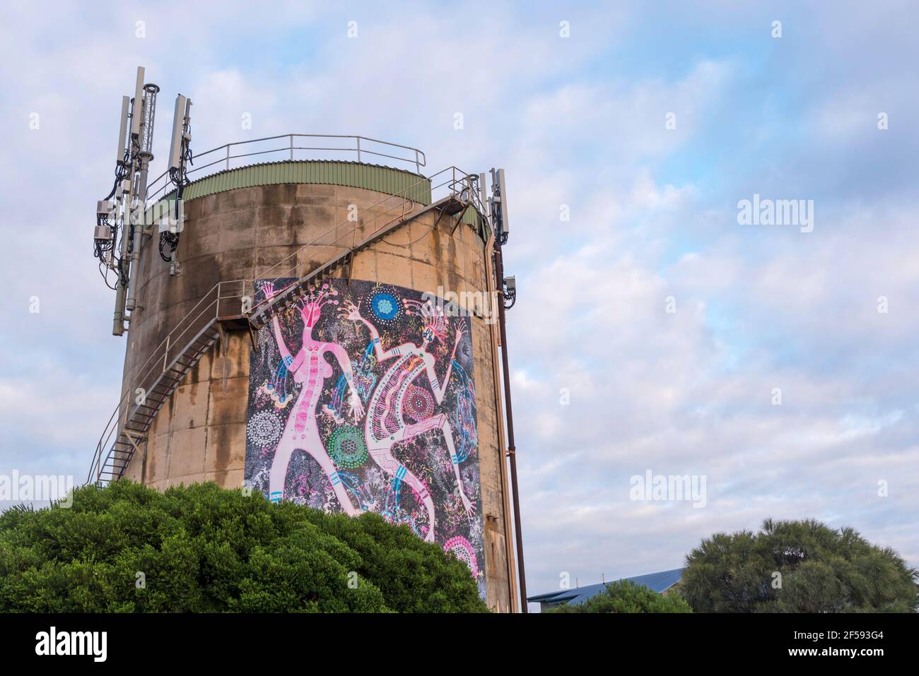 La fresque murale 'danse pirit' de 2018 sur le château d'eau de Bermagui Au-dessus de la ville par l'artiste Joe McKenzie a été peint à l'origine pour aider ses enfants à dormir Banque D'Images