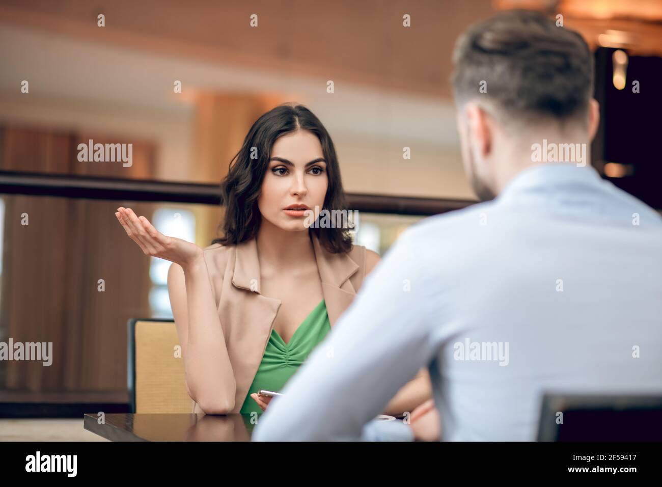 Une jeune femme qui parle à un homme et qui a l'air déçue Banque D'Images