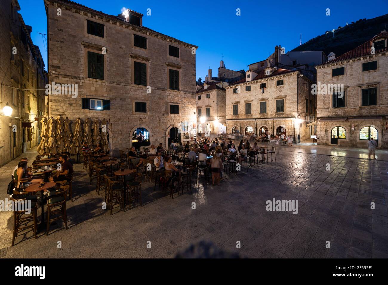 Dubrovnik, Croatie - juillet 29 2020: Les touristes apprécient une promenade et un dîner dans la célèbre vieille ville de Dubrovnik en Croatie. Prise de vue avec une légère motio Banque D'Images