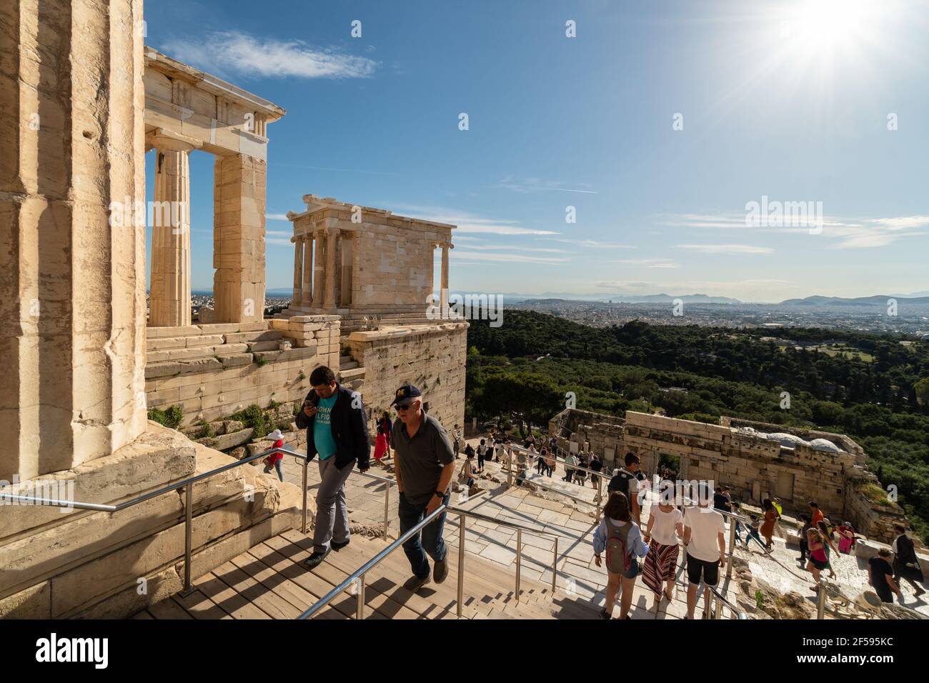 Athènes, Grèce - Mai 07 2020: Les touristes visitent la célèbre Acropole et le temple d'Athéna Nike surplombant Athènes. Banque D'Images Athènes, Grèce - Mai 07 2020: Les touristes visitent la célèbre Acropole et le temple d'Athéna Nike surplombant Athènes. Banque D'Images