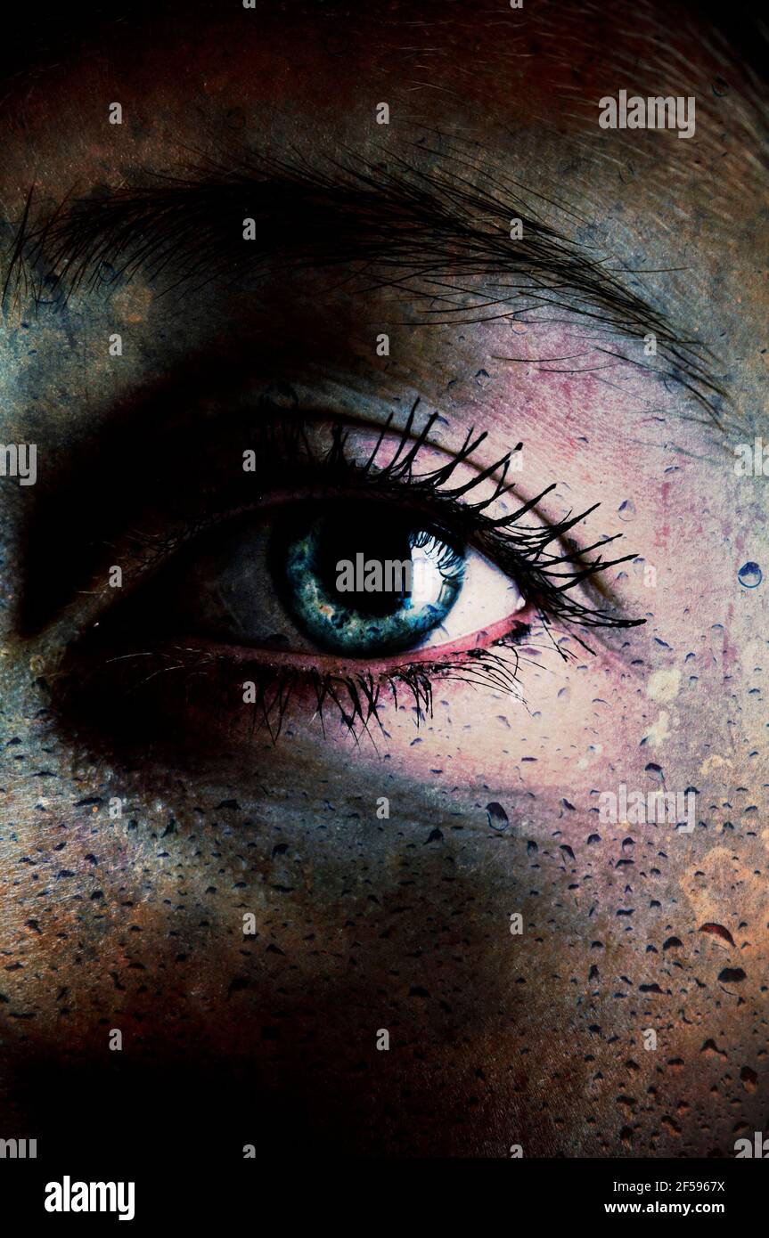 image composite de la femme œil bleu et gouttes d'eau, image pour couverture de livre de thriller Banque D'Images