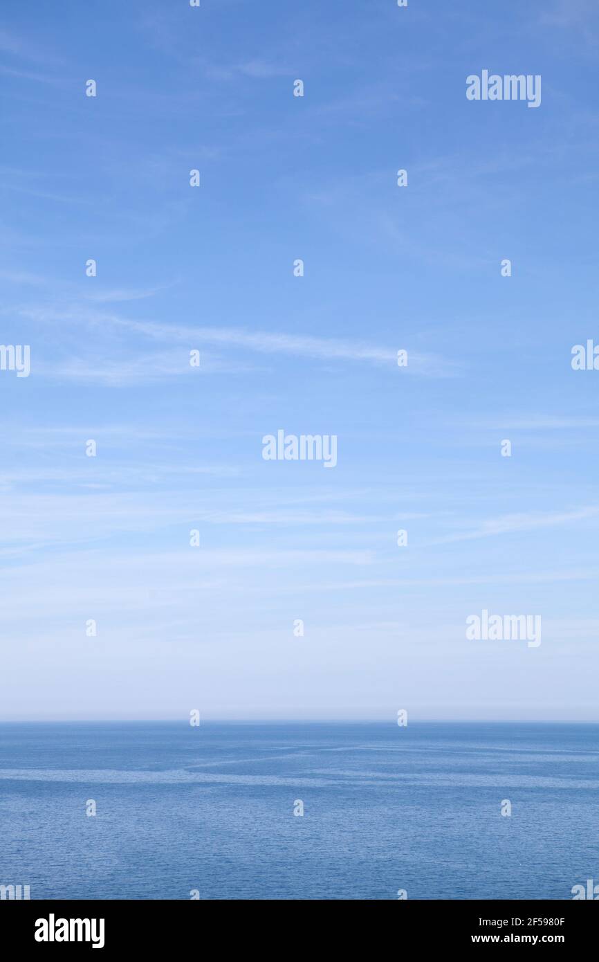 La mer rencontre le ciel au large de la côte nord de Cornwall Banque D'Images