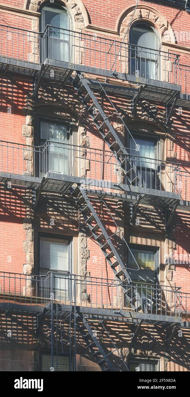 Ancien bâtiment avec évacuation au feu de fer, New York City, États-Unis. Banque D'Images