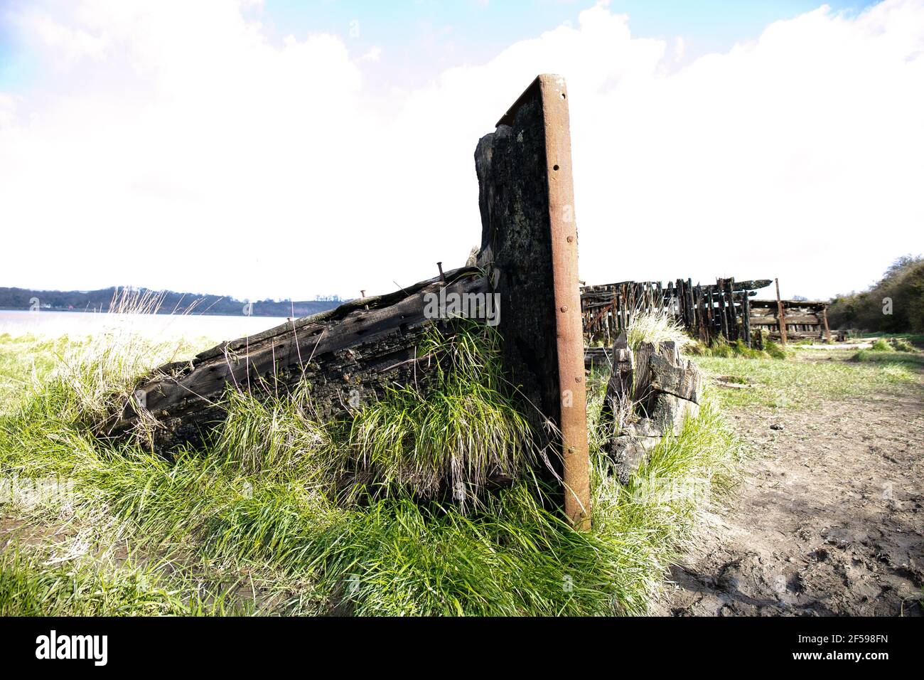 Ancien naufrage sur le cimetière des navires de Purton, des navires non désirés ont été enragés sur les rives de la rivière sept pour prévenir l'érosion, Berkeley, Gloucestershire, Royaume-Uni Banque D'Images