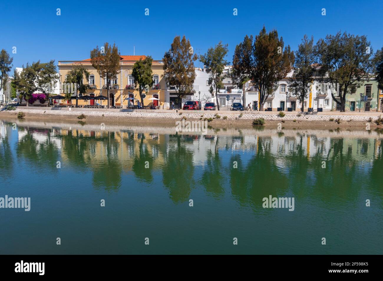 Vue sur la ville historique le long de la rivière Gilao, à l'est de l'Algarve, au Portugal Banque D'Images