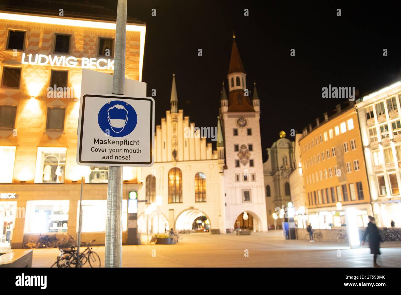 Schild weist auf die Maskenpflicht hin. Die Münchner Innenstadt und Fußgängerzone ist am Abend/Nacht des 24.3.2021 ziemlich leer. - la zone piétonne de Munich est presque vide dans la nuit du 24 2021 mars. (Photo par Alexander Pohl/Sipa USA) crédit: SIPA USA/Alay Live News Banque D'Images