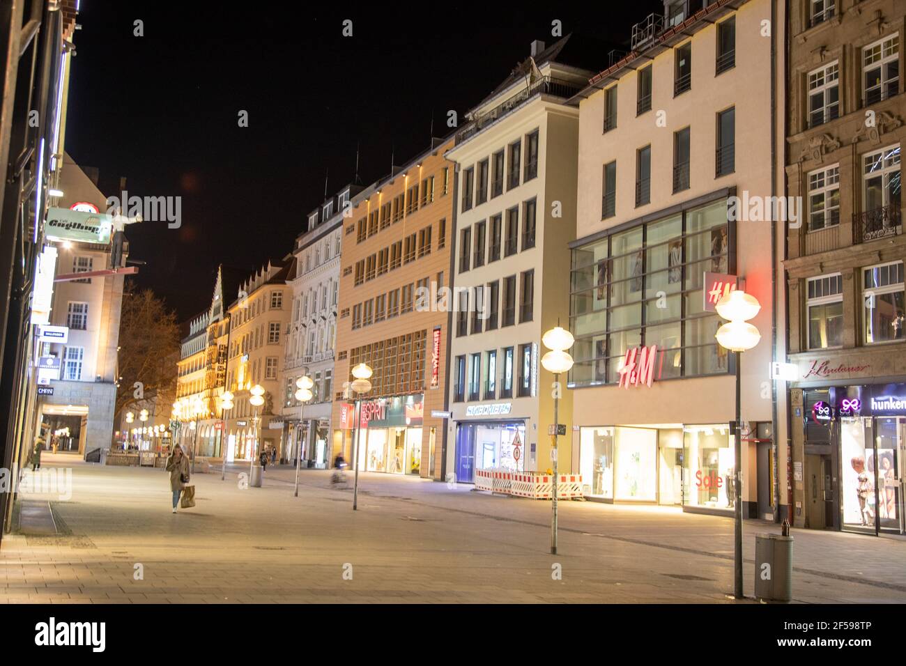 Die Münchner Innenstadt und Fußgängerzone ist am Abend / Nacht des 24.3.2021 ziemlich leer. - la zone piétonne de Munich est presque vide dans la nuit du 24 2021 mars. (Photo par Alexander Pohl/Sipa USA) Banque D'Images