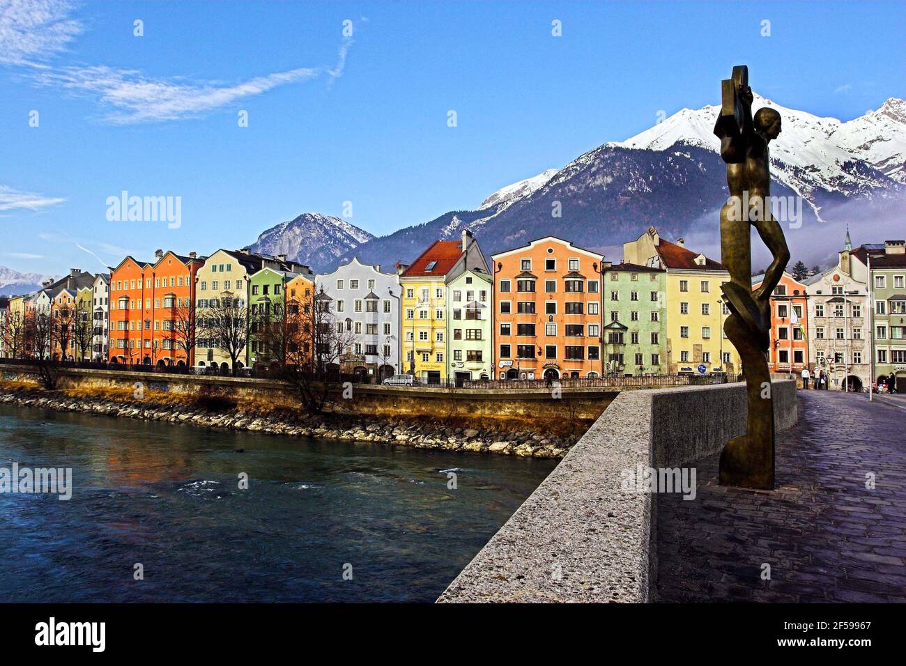 Maisons colorées, Innsbruck et l'auberge avec pont et statue du Christ sur la croix, avec des montagnes enneigées, Tyrol, Autriche, Europe Banque D'Images