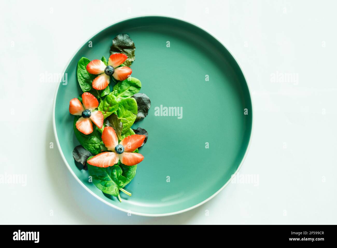 idées de repas pour les enfants à la fraise et aux myrtilles, espace de copie, isolé Banque D'Images