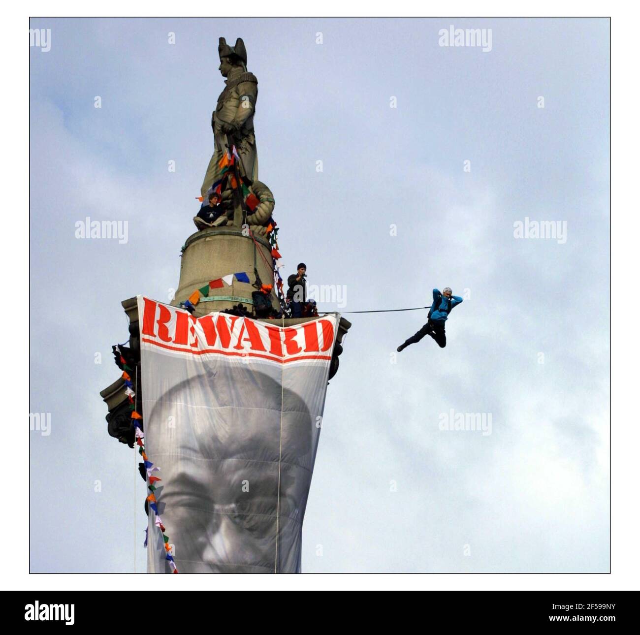 RÉCOMPENSEZ le DALAÏ LAMA... dans les premières heures de ce matin, Gary Connery est devenu le premier homme à descendre de la colonne de Nelsons de 120 pieds à Trafalgar Square, L'événement promu par "agir pour le Tibet" a été de mettre en évidence les événements au Tibet et de soutenir la position du Dalaï Lamas résistant à la présence chinoise au Tibet.à pic David Sandison 9/5/2003 Banque D'Images