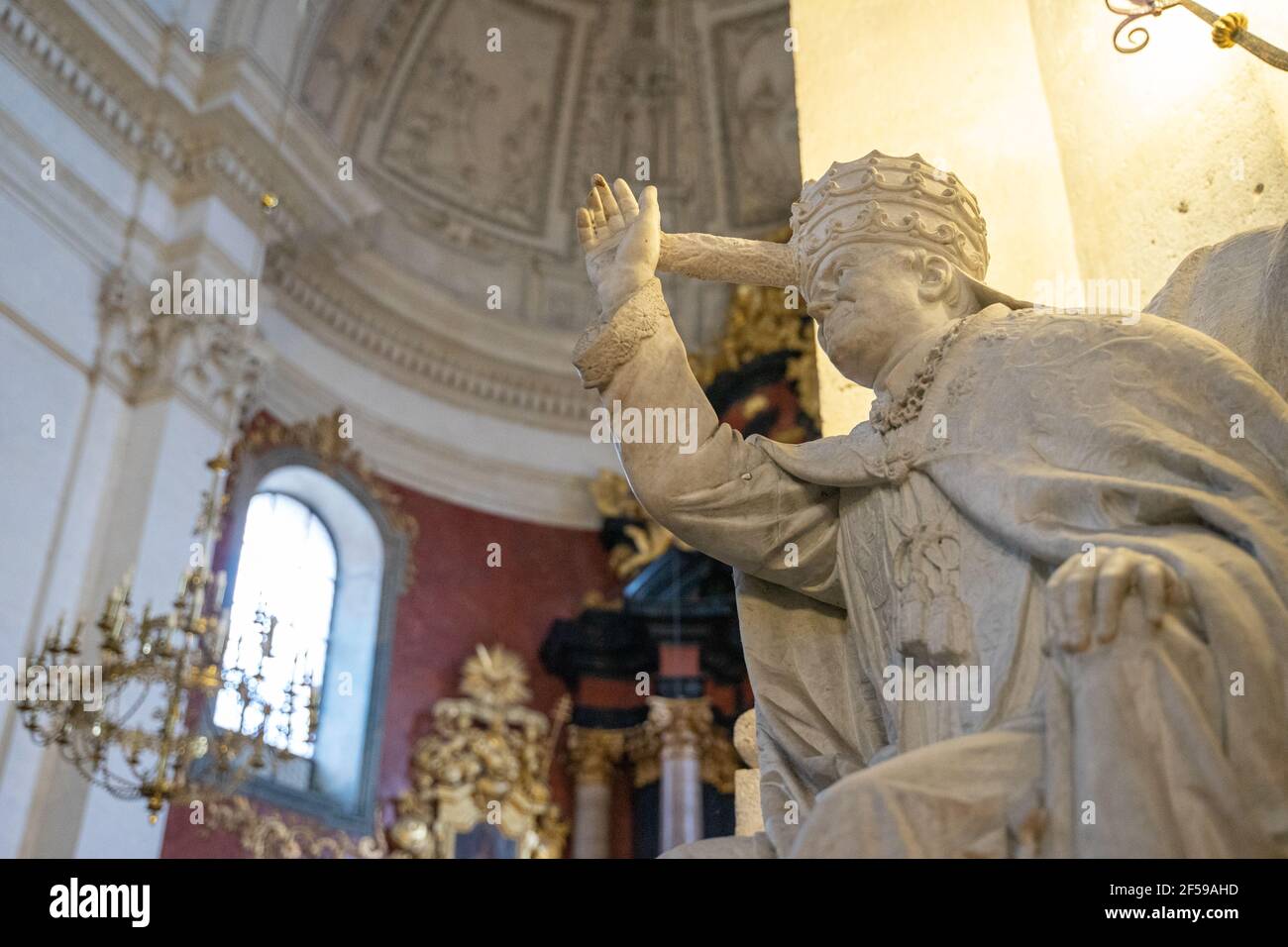 La sculpture du Pape Jean-Paul II avec une couronne assise avec sa main levée à l'intérieur de la cathédrale catholique, Cracovie, Pologne Banque D'Images