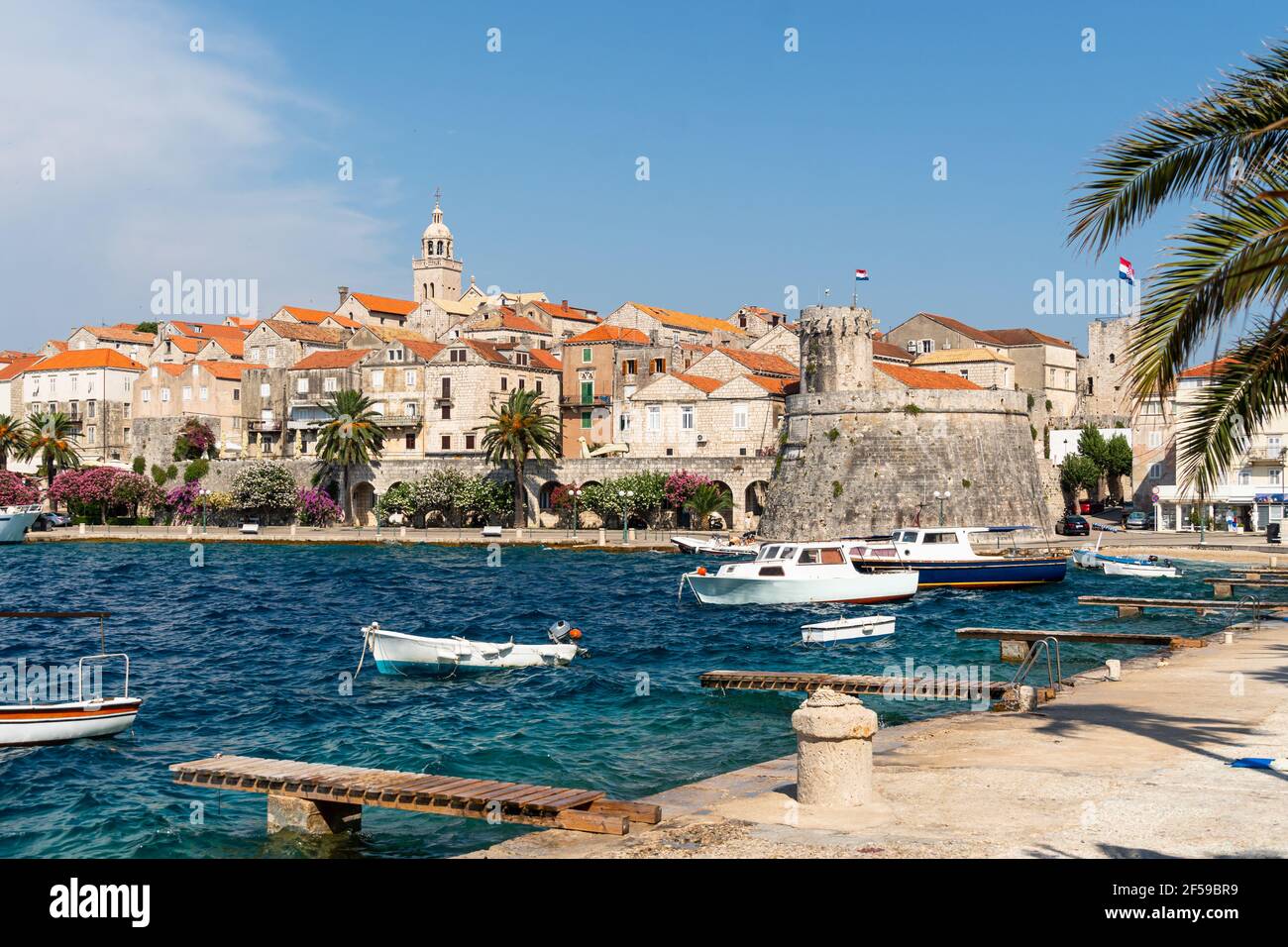 La vieille ville de Korcula vue depuis la promenade du front de mer sur l'île de Korcula en Croatie, par une belle journée d'été. Banque D'Images