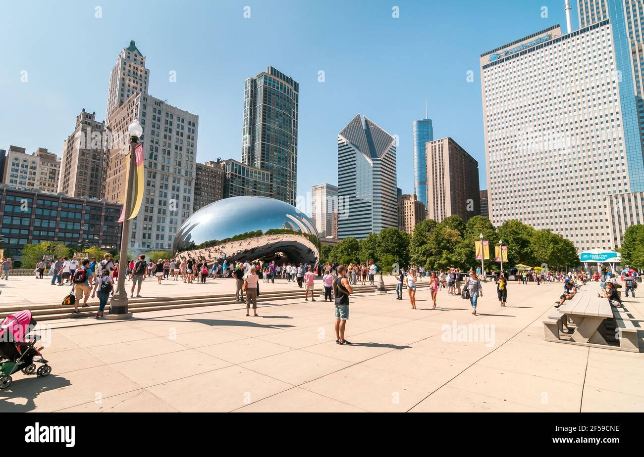 Chicago, Illinois, États-Unis - 15 août 2014 : les touristes visitant Cloud Gate, l'une des sculptures les plus uniques et les plus intéressantes depuis des décennies, orne les promen Banque D'Images