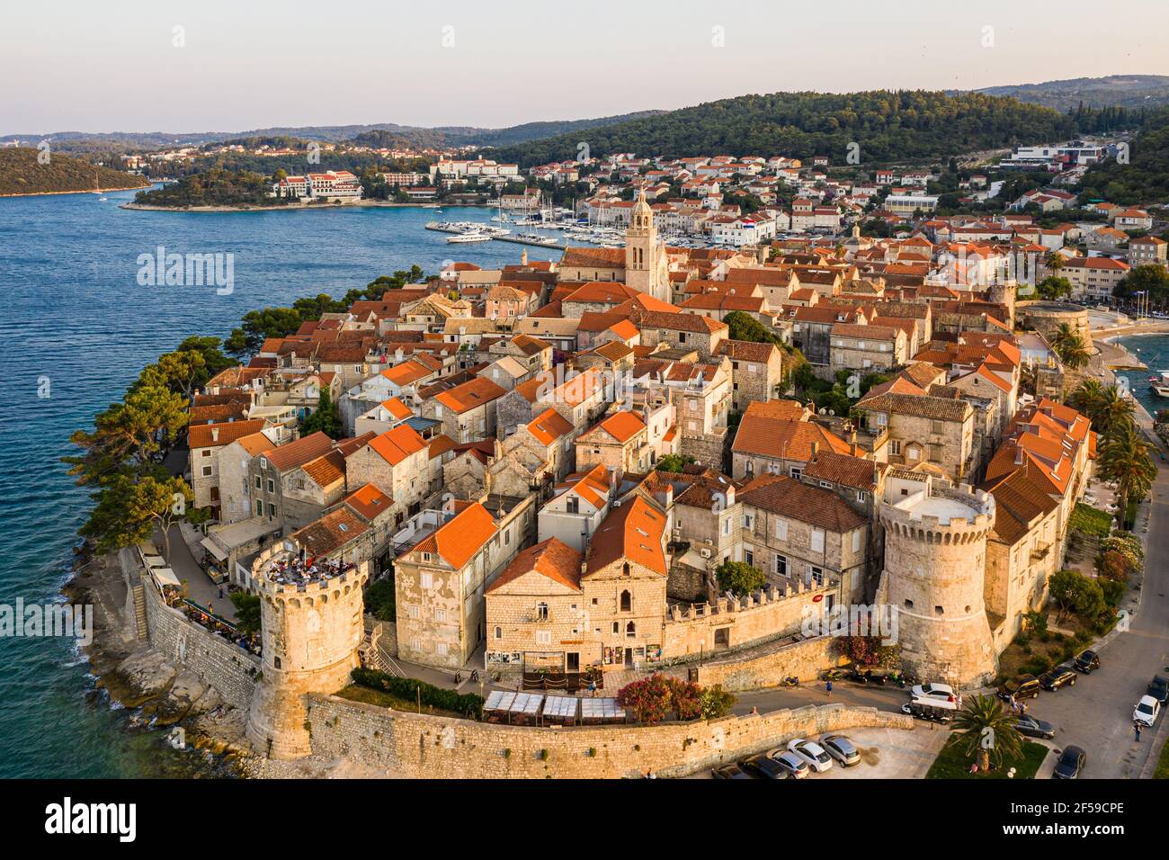 Vue aérienne spectaculaire de la célèbre vieille ville de Korcula La mer Adriatique en Croatie Banque D'Images