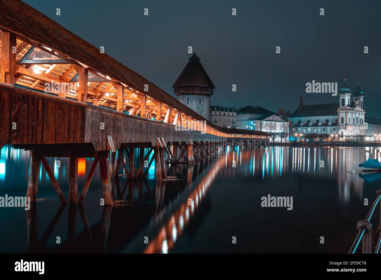 Luzern Kapellbrücke am Vierwaldstättersee BEI Nacht - (Luzern) - Schweiz Banque D'Images