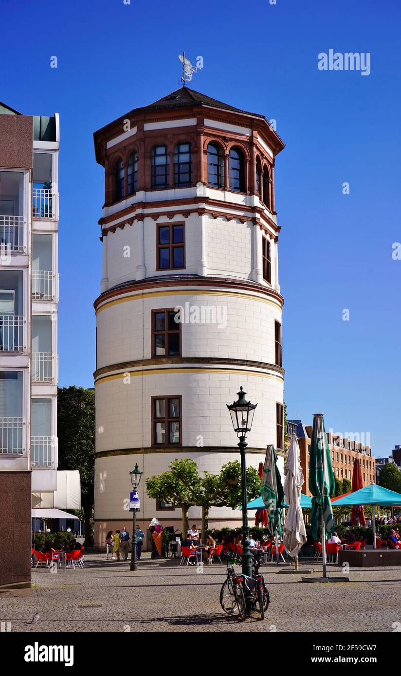 L'ancien Schlossturm de la vieille ville de Düsseldorf avec des personnes assises dans un café-restaurant en plein air. Banque D'Images