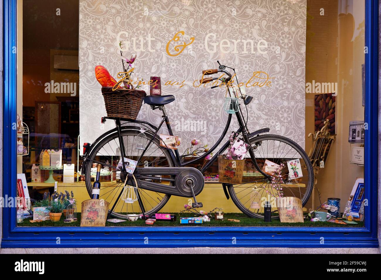 Vitrine vintage de 'Gut & Gerne', un charmant petit chocolat dans le quartier populaire de la vieille ville près du Rhin à Düsseldorf. Banque D'Images