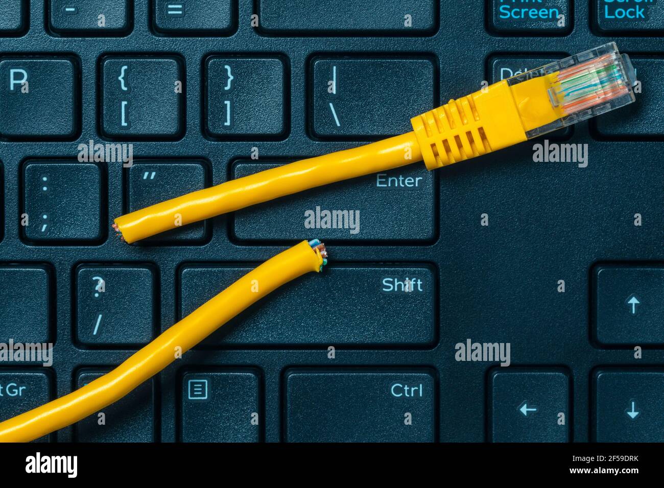 Connexion Internet déconnectée. Clavier d'ordinateur avec câble réseau  jaune coupé Photo Stock - Alamy