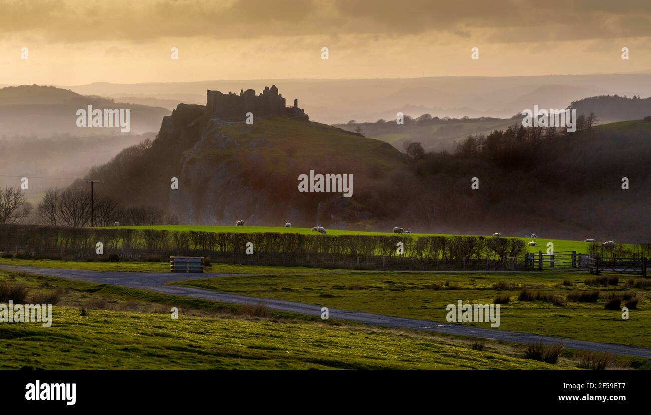 Château de Carreg Cennen situé sur une colline près de la rivière Cennen dans le village de Trapp, à six miles au sud de Llandeilo dans le Carmarthenshire, South Wal Banque D'Images