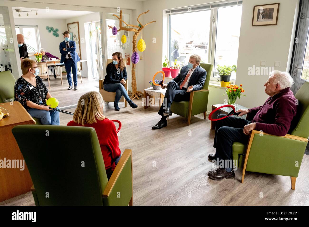 King Willem Alexander lors d'une visite de travail à Flevoland de soins résidentiels, les lieux de soins infirmiers Hanzeborg et Daycare Het Groene huis à Lelystad. (Photo par DPPA/Sipa USA) Banque D'Images