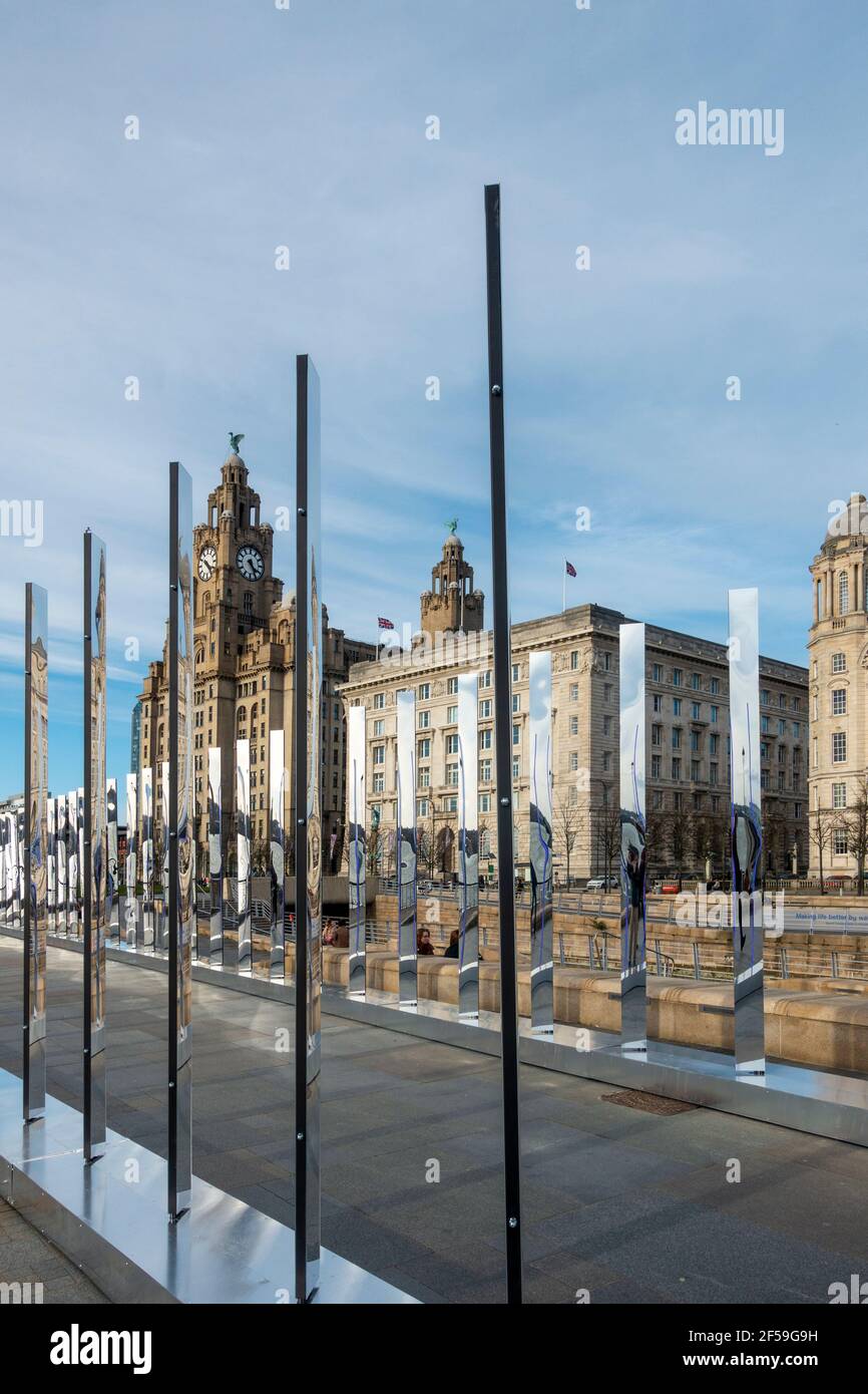 Des miroirs d'art de rue River of Light Trail se trouvent devant Les trois grâces de Liverpool Banque D'Images