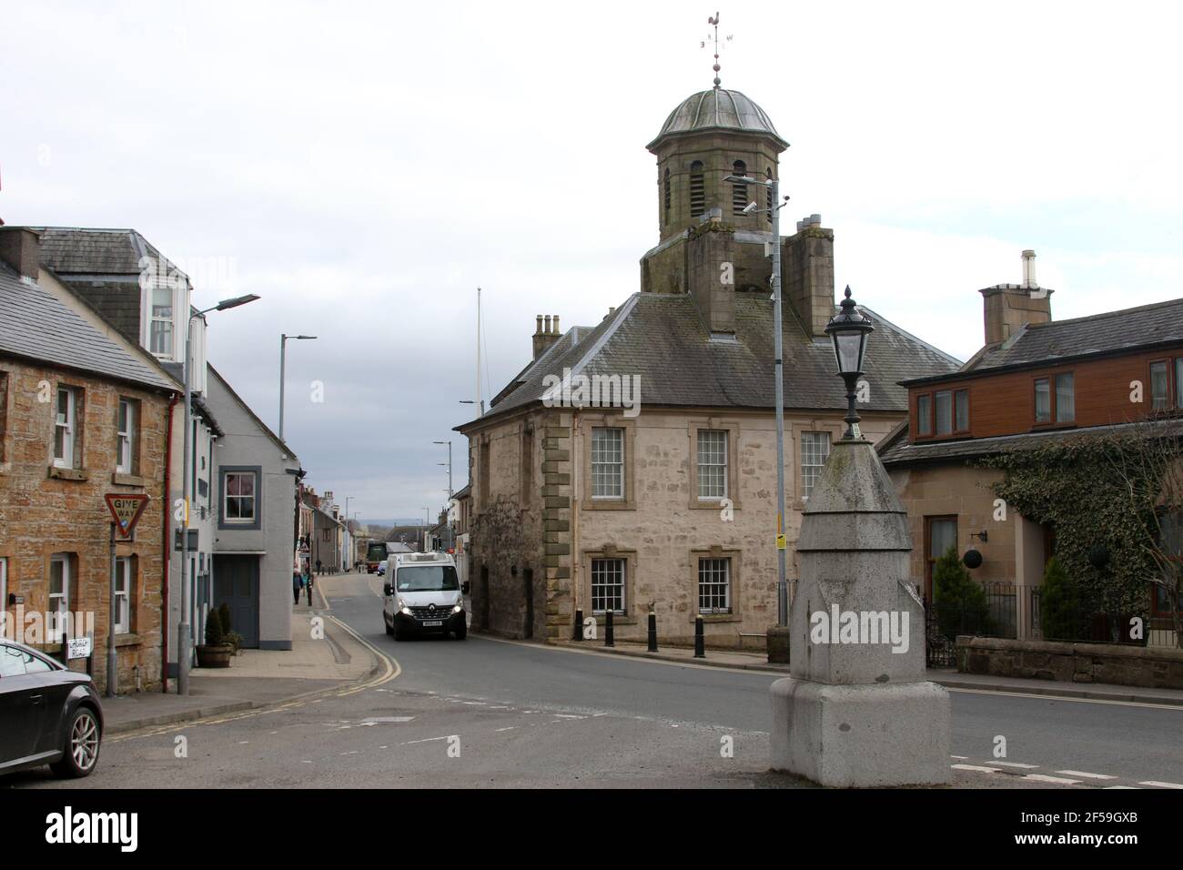 Sanquhar, Dumfries & Galloway, Écosse, Royaume-Uni. 22 mars 2021. Péage à l'extrémité nord de la grande rue. La circulation se réduit à une voie. Maintenant un musée 1731-35 Banque D'Images