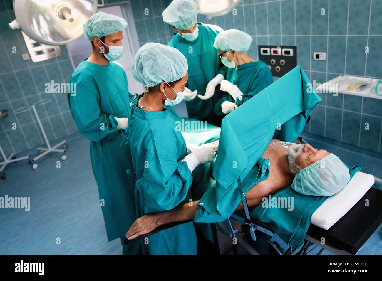 Fonctionnement de l'équipe de chirurgie dans une salle chirurgicale Banque D'Images Fonctionnement de l'équipe de chirurgie dans une salle chirurgicale Banque D'Images
