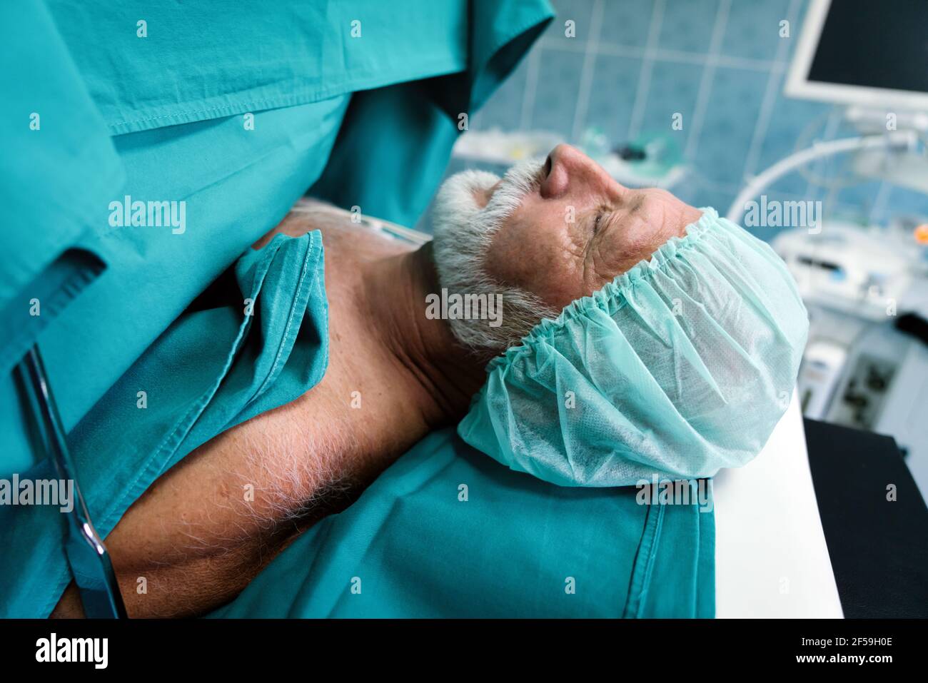 Fonctionnement de l'équipe de chirurgie dans une salle chirurgicale Banque D'Images Fonctionnement de l'équipe de chirurgie dans une salle chirurgicale Banque D'Images
