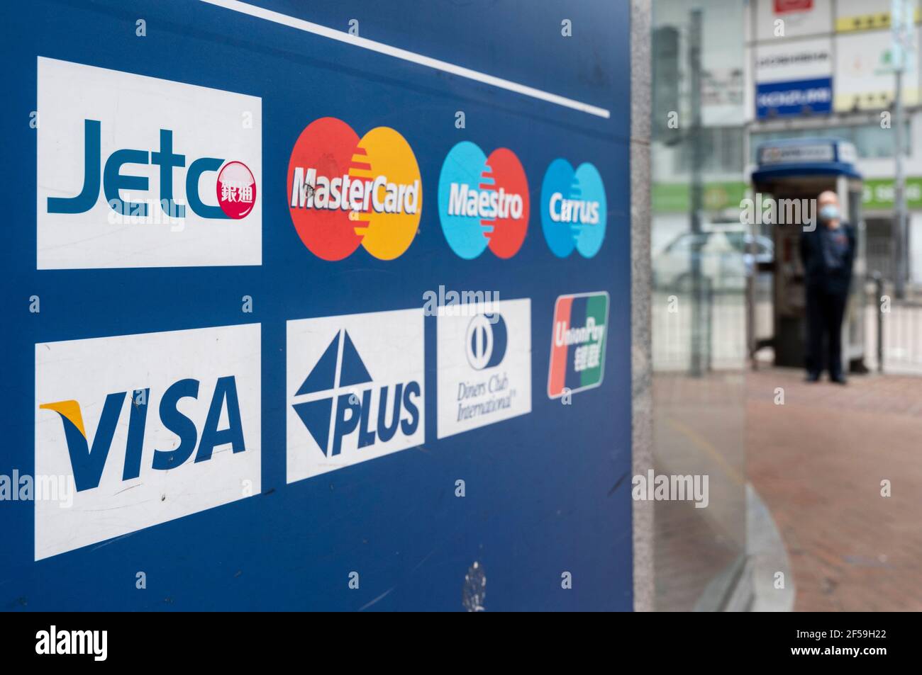 Hong Kong, Chine. 24 mars 2021. La banque d'investissement multinationale  américaine, Citibank ou Citi, affiche son système de paiement par carte de  crédit ATM Visa Inc, Mastercard, Union Pay, Jetco, Visa plus,