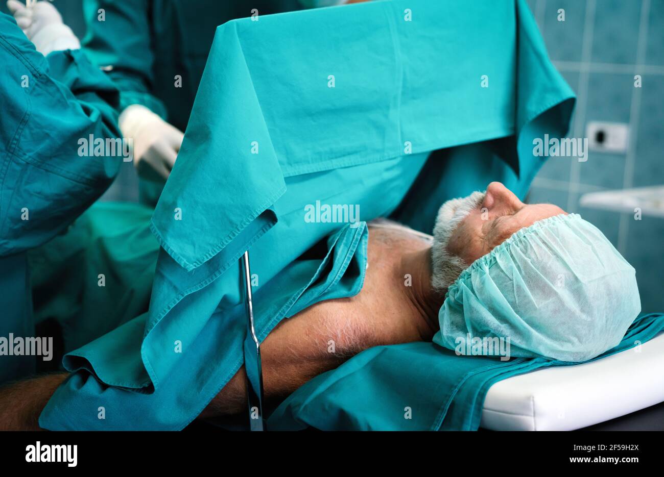 Fonctionnement de l'équipe de chirurgie dans une salle chirurgicale Banque D'Images Fonctionnement de l'équipe de chirurgie dans une salle chirurgicale Banque D'Images