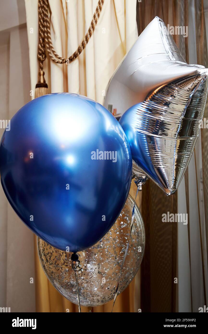 Ballons à l'hélium colorés et lumineux dans la chambre, prêts pour un  anniversaire de mariage. Symboles et arrière-plans des événements Photo  Stock - Alamy
