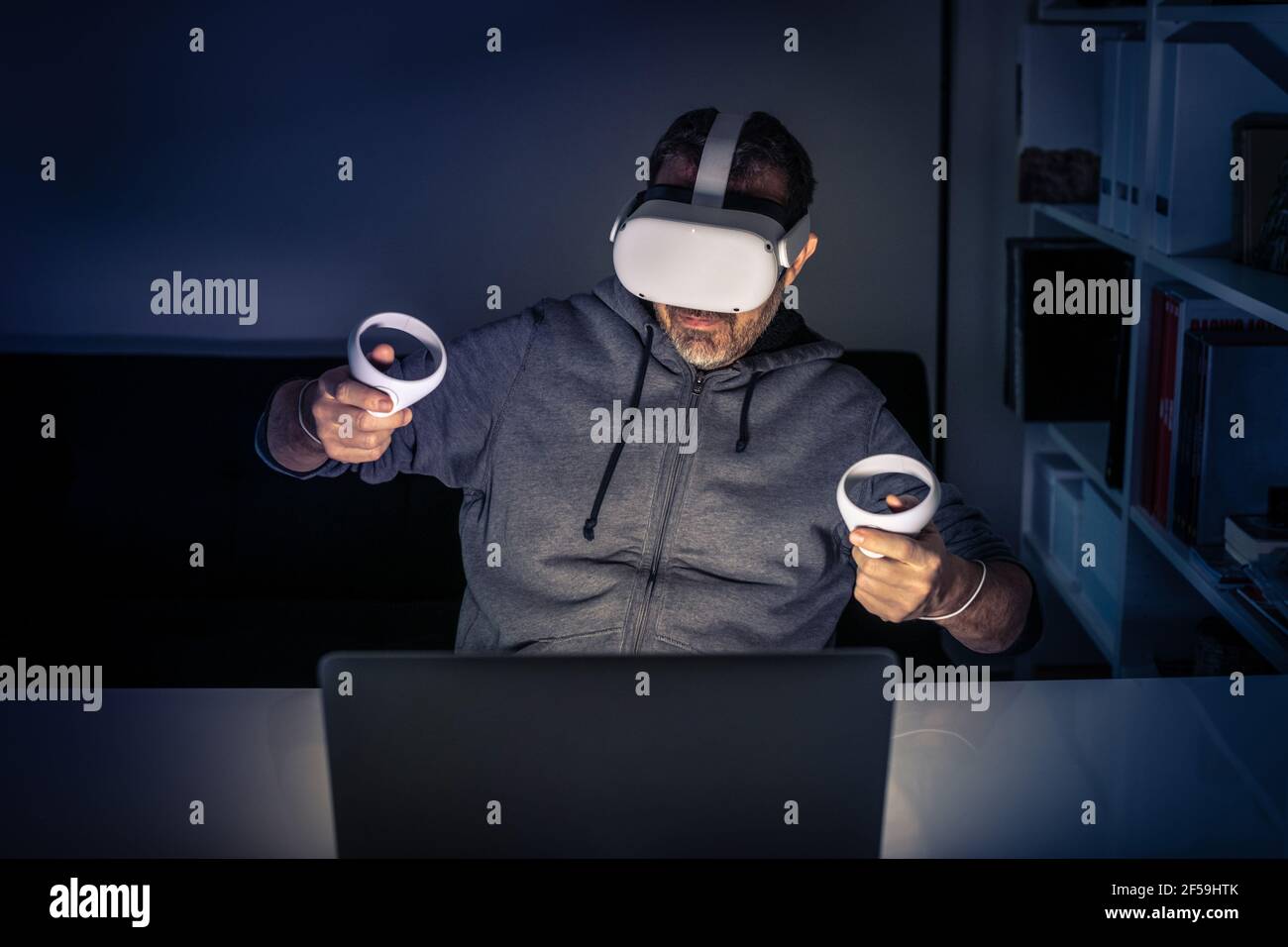 Homme jouant avec un appareil de réalité virtuelle. Cyber-punk ambiance futuriste, expérience immersive avec jeu vidéo et technologie VR 3D Viewer. Personnes utilisant nex Banque D'Images