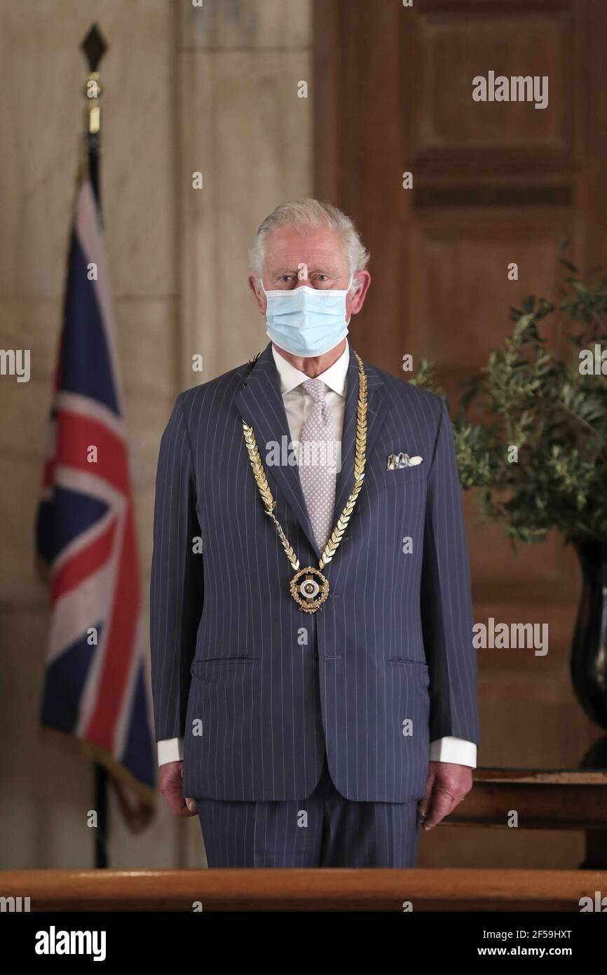 Le prince de Galles, après avoir reçu la Médaille d'or d'Athènes par le maire d'Athènes, Kostas Bakoyannis, à l'hôtel de ville d'Athènes, lors d'une visite de deux jours en Grèce, par le prince de Galles et la duchesse de Cornouailles, pour célébrer le bicentenaire de l'indépendance grecque. Date de la photo: Jeudi 25 mars 2021. Banque D'Images