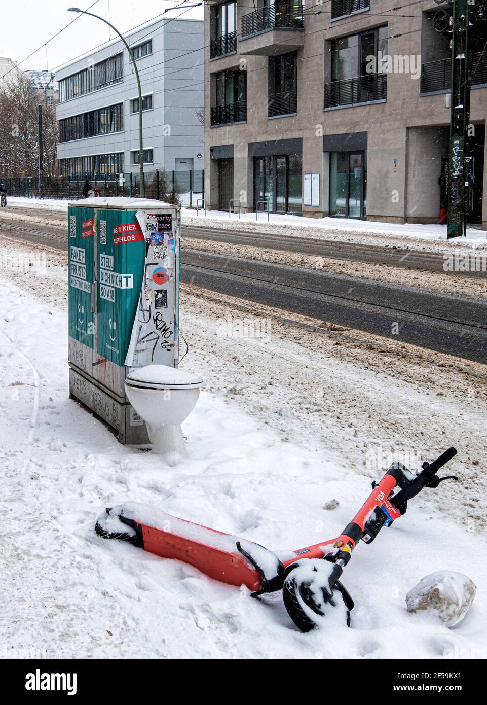 Jeté de toilette en porcelaine et abandonné VOI scooter électrique sur un pavillon urbain, Mitte, Berlin, Allemagne Banque D'Images