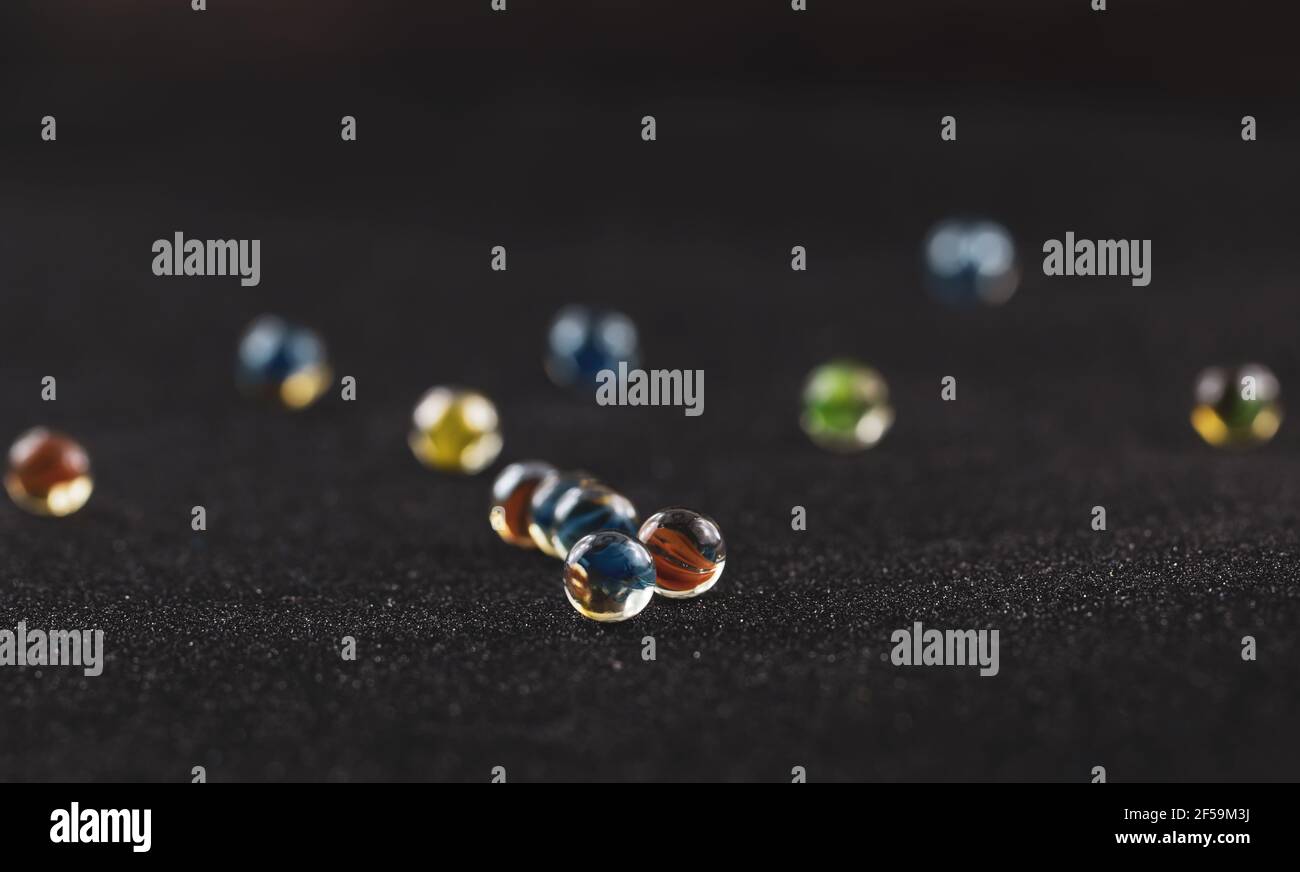 Billes de verre à OG de groupe sur une surface sombre Banque D'Images