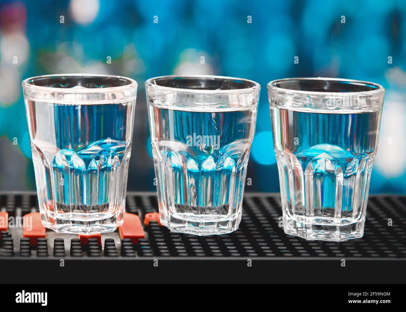 3 verres d'alcool russe frais vodka sur le comptoir d'une boîte de nuit,  gros plan Photo Stock - Alamy