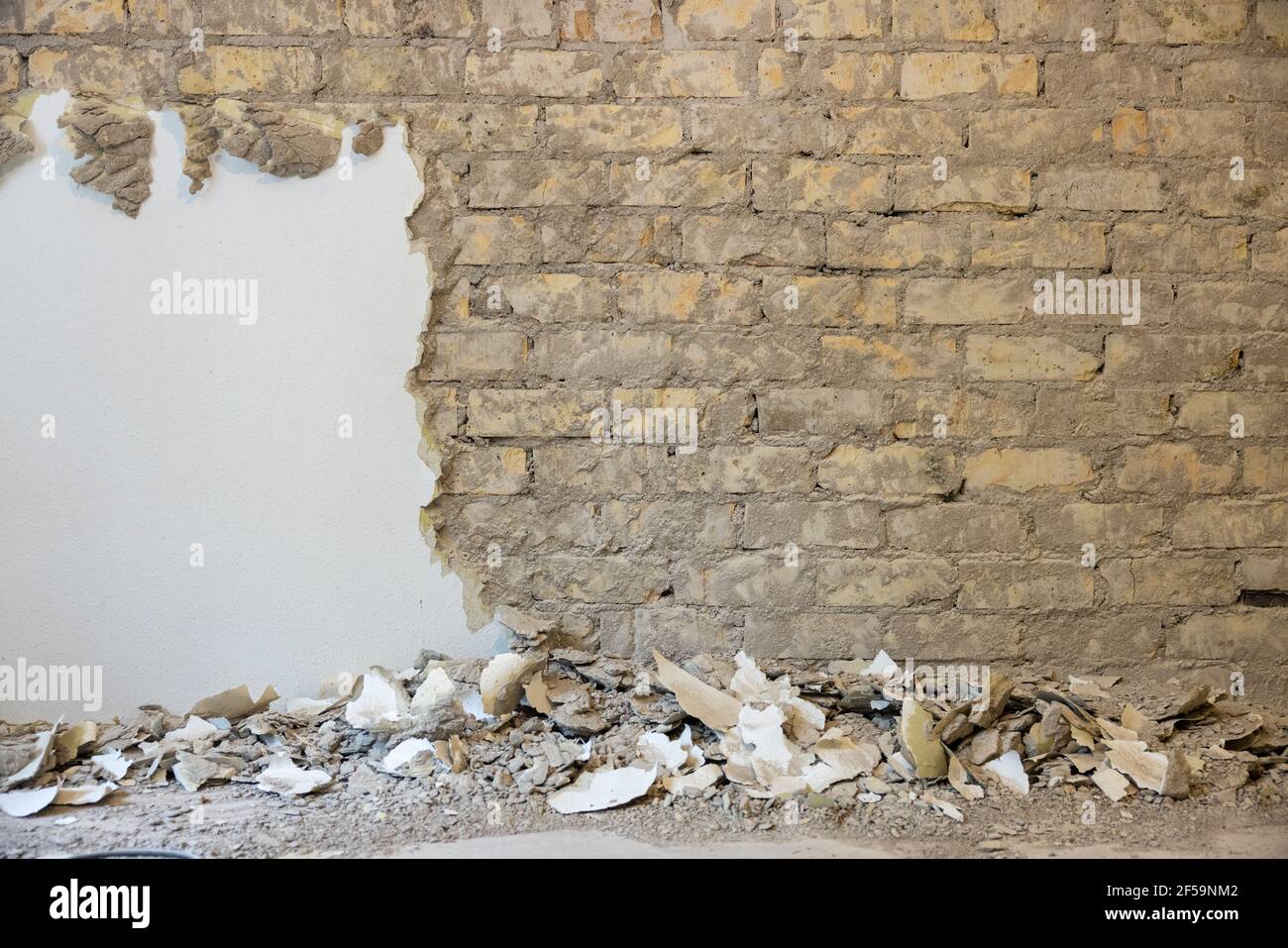 restauration de vieux murs de briques. retrait du plâtre Banque D'Images