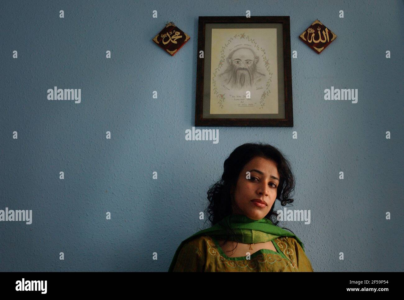 SAIRA BRONSON À SA MAISON DE LUTON, AVEC UN AUTOPORTRAIT DE SON MARI, CHARLES SUR LE MUR DERRIÈRE.28/1/02 PILSTON Banque D'Images