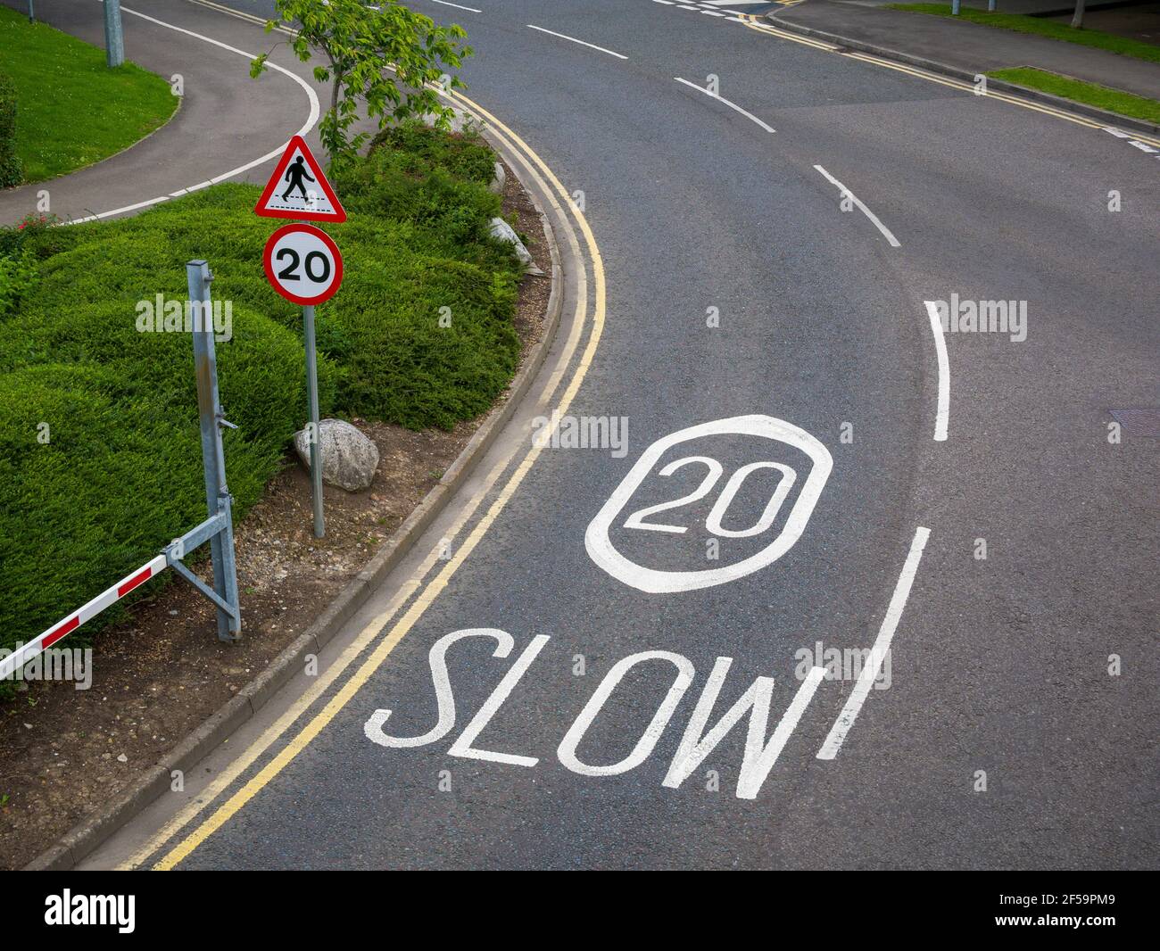 Vue aérienne d'un panneau de limite de vitesse de 20 km/h peint sur une route du centre commercial Mall à Cribbs Causeway près de Bristol, en Angleterre. Banque D'Images
