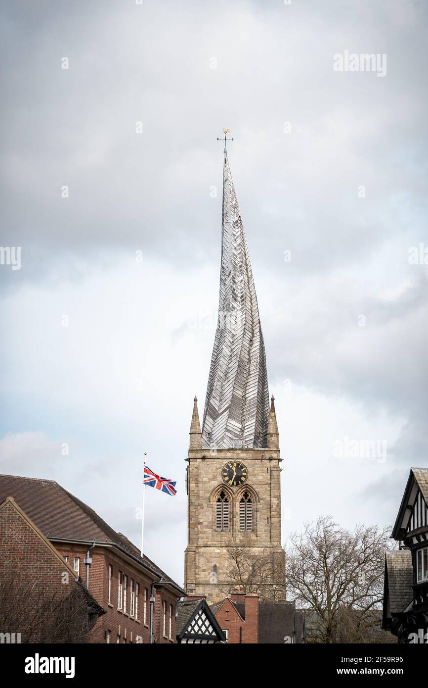 L'église Crooked Spire de St Marys dans le marché de Chesterfield Ville de Derbyshire avec drapeau Jack de l'Union de Grande-Bretagne en vol célèbre clocher antique tordu Banque D'Images